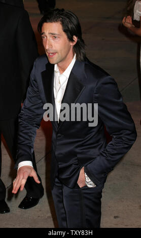 Acteur Adrien Brody arrive sur le tapis rouge à la Vanity Fair Oscar Party à Morton's à West Hollywood, Californie le 5 mars 2006. (Photo d'UPI/David Silpa) Banque D'Images