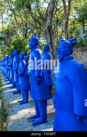 L'armée de guerriers en terre cuite bleu chiffres. Dans la région de Bacalhoa Buddha Eden garden au Portugal . Bombarral - Portugal . Banque D'Images