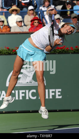 Maria Sharapova sert pendant son match avec Elena Dementieva au women's finale du Pacific Life Open à Indian Wells, le 18 mars 2006. (UPI Photo/ David Silpa) Banque D'Images