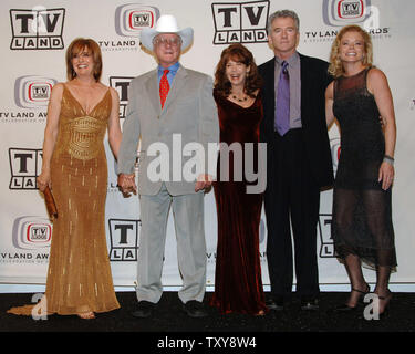 Linda Gray, Larry Hagman, Mary Crosby, Patrick Duffy et Sheree J. Wilson (L-R), d'acteurs dans la série 'Dallas' apparaissent en coulisses après le spectacle a reçu le prix de la culture pop à la quatrième édition annuelle de TV Land Awards à Santa Monica, Californie le 19 mars 2006.La remise des prix de la télévision classique, qui honore les artistes et leurs spectacles, sera diffusée par la chaîne câblée TV Land le 22 mars. (Photo d'UPI/Jim Ruymen) Banque D'Images