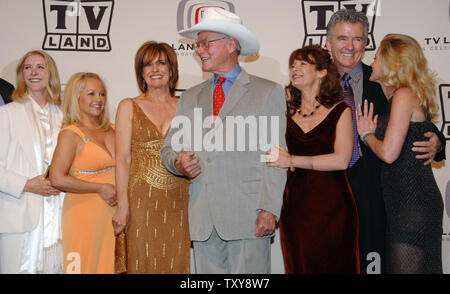 Susan Howard, Charlene Tilton, Linda Gray, Larry Hagman, Mary Crosby, Patrick Duffy et Sheree J. Wilson (L-R), d'acteurs dans la série 'Dallas' apparaissent en coulisses après le spectacle a reçu le prix de la culture pop à la quatrième édition annuelle de TV Land Awards à Santa Monica, Californie le 19 mars 2006.La remise des prix de la télévision classique, qui honore les artistes et leurs spectacles, sera diffusée par la chaîne câblée TV Land le 22 mars. (Photo d'UPI/Jim Ruymen) Banque D'Images