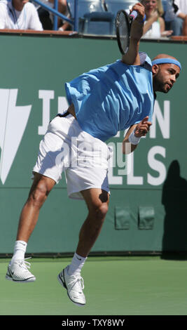 James Blake sert pendant son match avec Roger Federer au men's finale du Pacific Life Open à Indian Wells, le 19 mars 2006. Federer a remporté le tournoi pour la troisième année consécutive. (UPI Photo/ David Silpa) Banque D'Images