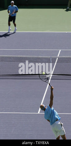 James Blake sert pendant son match avec Roger Federer au men's finale du Pacific Life Open à Indian Wells, le 19 mars 2006. Federer a remporté le tournoi pour la troisième année consécutive. (UPI Photo/ David Silpa) Banque D'Images