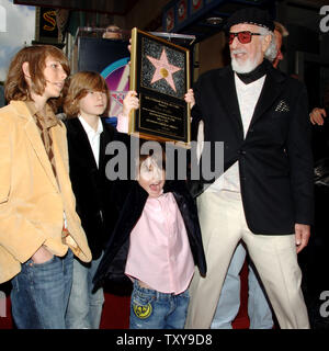 Trois Grammy-winning producteur de musique de 18 albums or et platine Lou Adler (R), qui a lancé "The Rocky Horror Picture Show' dans le statut de culte regarde son 6-année-vieux fils Oscar hold up une réplique de la plaque vient de dévoiler son étoile sur le Hollywood Walk of Fame au cours d'une cérémonie à Los Angeles, Californie, le 6 avril 2006. À la recherche sur à gauche sont ses fils Manny (L) et Ike. (Photo d'UPI/Jim Ruymen) Banque D'Images