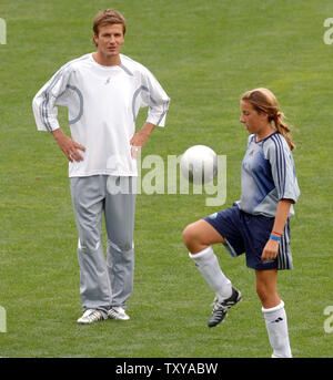 La star de football David Beckham regarde une jeune fille pendant une pratique au Home Depot Center de Carson, en Californie le 2 juin 2005. Beckham et the Anschutz Entertainment Group (AEG) a annoncé un partenariat pour créer "la David Beckham Academy", pour les jeunes joueurs de football américain, à compter de l'automne 2005. (Photo d'UPI/Jim Ruymen) Banque D'Images