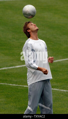 Star du football britannique David Beckham démontre ses compétences à la suite d'une conférence de presse au Home Depot Center de Carson, en Californie le 2 juin 2005. Beckham et the Anschutz Entertainment Group (AEG) a annoncé un partenariat pour créer "la David Beckham Academy", pour les jeunes joueurs de football américain, à compter de l'automne 2005. (Photo d'UPI/Jim Ruymen) Banque D'Images