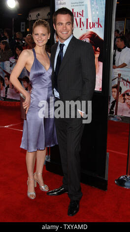 L'acteur Chris Pine (R), qui co-stars dans le film comédie 'juste ma chance' avec Lindsay Lohan, arrive avec sa petite amie Soleil Carradine pour la première du film à Los Angeles, Californie le 9 mai 2006. Le film raconte l'histoire de Manhattan socialite Ashley Albright (Lohan) swaps qui avaient accidentellement sa bonne chance avec un gars après l'embrassant. Le film s'ouvre aux États-Unis le 12 mai. (Photo d'UPI/Jim Ruymen) Banque D'Images