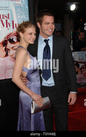 L'acteur Chris Pine (R), qui co-stars dans le film comédie 'juste ma chance' avec Lindsay Lohan, arrive avec sa petite amie Soleil Carradine pour la première du film à Los Angeles, Californie le 9 mai 2006. Le film raconte l'histoire de Manhattan socialite Ashley Albright (Lohan) swaps qui avaient accidentellement sa bonne chance avec un gars après l'embrassant. Le film s'ouvre aux États-Unis le 12 mai. (Photo d'UPI/Jim Ruymen) Banque D'Images