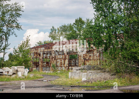 Ancien hangar abandonné dans la ville sibérienne de journée d'été Banque D'Images