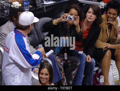 Baylor Ruby (C), l'épouse de basket-ball grand Elgin Baylor prend une photo de la Los Angeles Clippers' L'animateur comme l'actrice Lara Flynn Boyle (3e R) regarde sur pendant le jeu 6 de la demi-finale de Conférence Ouest de la NBA au Staples Center de Los Angeles, Californie le 18 mai 2006. Les Clippers défait les Suns 118-106 à même le meilleur de la série de sept à trois jeux chacun et forcer un Match 7 showdown lundi. (Photo d'UPI/Jim Ruymen) Banque D'Images