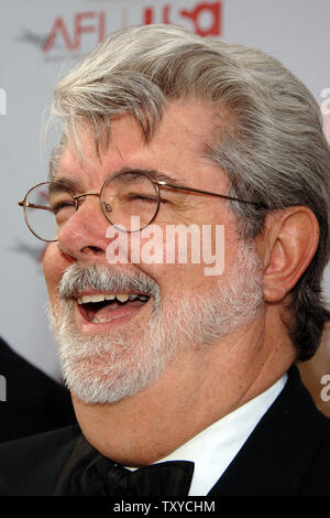 Réalisateur George Lucas arrive pour l'enregistrement de la "34e JEAN DUTOURD : un hommage à Sean Connery,' au Kodak Theatre à Hollywood la section de Los Angeles (Californie) le 8 juin 2006. (Photo d'UPI/Jim Ruymen) Banque D'Images