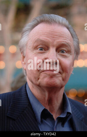 Acteur Jon Voight arrive pour la première mondiale de "Pirates des Caraïbes : Dead Man's chest", tenue à Disneyland à Anaheim, Californie le 24 juin 2006 . (UPI Photo/ Phil McCarten) Banque D'Images