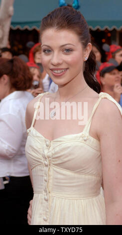 L'actrice Michelle Trachtenberg arrive pour la première mondiale de "Pirates des Caraïbes : Dead Man's chest", tenue à Disneyland à Anaheim, Californie le 24 juin 2006 . (UPI Photo/ Phil McCarten) Banque D'Images