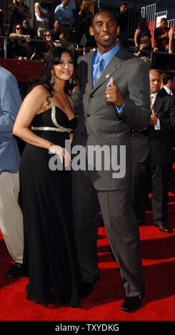 Joueur de basket-ball Kobe Bryant et sa femme Vanessa arriver pour l'ESPY awards 2006 au Kodak Theatre à la section Hollywood de Los Angeles, Californie le 12 juillet 2006. (Photo d'UPI/Jim Ruymen) Banque D'Images