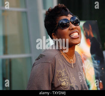 La chanteuse Macy Gray, un acteur dans la motion picture thriller 'Shadowboxer', avec Cuba Gooding Jr., arrive pour la première du film à l'Arclight Cinerama Dome dans la section Hollywood de Los Angeles, Californie le 19 juillet 2006. (Photo d'UPI/Jim Ruymen) Banque D'Images