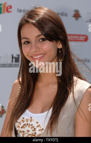 Actrice Victoria Justice arrive pour la première de "Choisissez votre propre aventure : l'Abominable Snowman' qui s'est tenue à Culver City, Californie le 22 juillet 2006 . (UPI Photo/ Phil McCarten) Banque D'Images