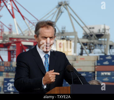 Le Premier ministre britannique Tony Blair s'exprime à l'occasion d'une conférence de presse au Port de Long Beach, Californie, le 31 juillet 2006. Blair et California Gov. Arnold Schwarzenegger s'est joint à un groupe de PDG et les chefs de la Californie et les sociétés internationales à une table ronde sur la façon dont les entreprises et le gouvernement peuvent collaborer pour réduire les émissions de gaz à effet de serre et d'émissions. (Photo d'UPI/Jim Ruymen) Banque D'Images