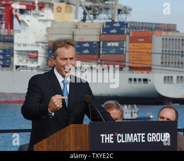 Le Premier ministre britannique Tony Blair s'exprime à l'occasion d'une conférence de presse au Port de Long Beach, Californie, le 31 juillet 2006. Blair et California Gov. Arnold Schwarzenegger s'est joint à un groupe de PDG et les chefs de la Californie et les sociétés internationales à une table ronde sur la façon dont les entreprises et le gouvernement peuvent collaborer pour réduire les émissions de gaz à effet de serre et d'émissions. (Photo d'UPI/Jim Ruymen) Banque D'Images