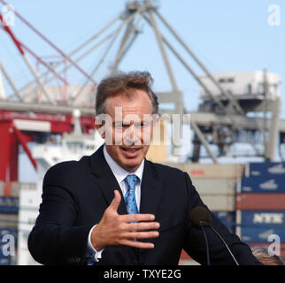 Le Premier ministre britannique Tony Blair s'exprime à l'occasion d'une conférence de presse au Port de Long Beach, Californie, le 31 juillet 2006. Blair et California Gov. Arnold Schwarzenegger s'est joint à un groupe de PDG et les chefs de la Californie et les sociétés internationales à une table ronde sur la façon dont les entreprises et le gouvernement peuvent collaborer pour réduire les émissions de gaz à effet de serre et d'émissions. (Photo d'UPI/Jim Ruymen) Banque D'Images