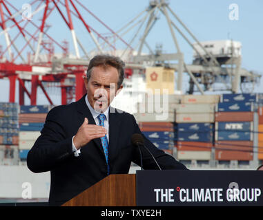 Le Premier ministre britannique Tony Blair s'exprime à l'occasion d'une conférence de presse au Port de Long Beach, Californie, le 31 juillet 2006. Blair et California Gov. Arnold Schwarzenegger s'est joint à un groupe de PDG et les chefs de la Californie et les sociétés internationales à une table ronde sur la façon dont les entreprises et le gouvernement peuvent collaborer pour réduire les émissions de gaz à effet de serre et d'émissions. (Photo d'UPI/Jim Ruymen) Banque D'Images