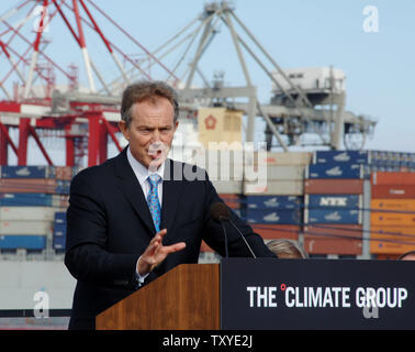 Le Premier ministre britannique Tony Blair s'exprime à l'occasion d'une conférence de presse au Port de Long Beach, Californie, le 31 juillet 2006. Blair et California Gov. Arnold Schwarzenegger s'est joint à un groupe de PDG et les chefs de la Californie et les sociétés internationales à une table ronde sur la façon dont les entreprises et le gouvernement peuvent collaborer pour réduire les émissions de gaz à effet de serre et d'émissions. (Photo d'UPI/Jim Ruymen) Banque D'Images