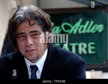 L'acteur Benicio Del Toro parle au cours d'une cérémonie en l'honneur posthume son regretté professeur Stella Adler à la 2,315ème étoile sur le Hollywood Walk of Fame à Los Angeles, Californie le 4 août 2006. Adler a été créateur d'une approche américaine unique d'agir et était le seul américain à avoir jamais étudié directement avec le père de Constantin Stanislavski moderne, par intérim. En 1949, Adler fondé une école maintenant connue sous le nom de Stella Adler Studio d'agir. Sa liste d'étudiants se lit comme un who's who de Hollywood : Marlon Brandon, Robert De Niro, Harvey Keitel, Candice Bergen, Warren Beatty et Benicio Banque D'Images