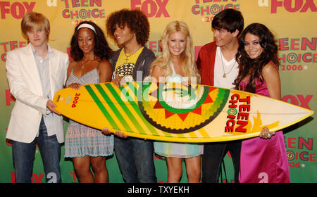 La distribution de la Disney Channel film 'High School Musical' (L-R), Lucas Grabeel, Monique Coleman, Corbin Bleu, Ashley Tisdale, Zac Efron et Vanessa Hudgens backstage apparaissent après avoir remporté le Best TV show, comédie/comédie musicale au Teen Choice Awards 2006 à Universal City, Californie, le 20 août 2006. (Photo d'UPI/Jim Ruymen) Banque D'Images