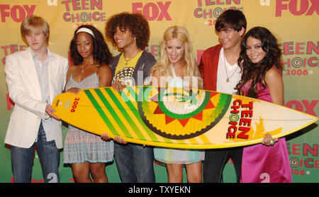 La distribution de la Disney Channel film 'High School Musical' (L-R), Lucas Grabeel, Monique Coleman, Corbin Bleu, Ashley Tisdale, Zac Efron et Vanessa Hudgens backstage apparaissent après avoir remporté le Best TV show, comédie/comédie musicale au Teen Choice Awards 2006 à Universal City, Californie, le 20 août 2006. (Photo d'UPI/Jim Ruymen) Banque D'Images
