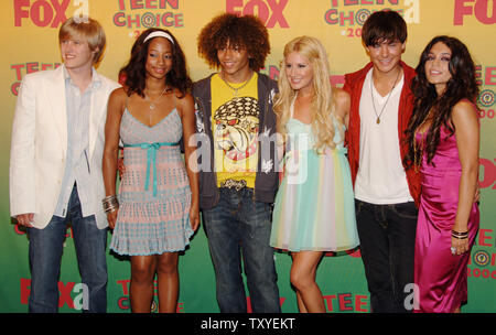 La distribution de la Disney Channel film 'High School Musical' (L-R), Lucas Grabeel, Monique Coleman, Corbin Bleu, Ashley Tisdale, Zac Efron et Vanessa Hudgens backstage apparaissent après avoir remporté le Best TV show, comédie/comédie musicale au Teen Choice Awards 2006 à Universal City, Californie, le 20 août 2006. (Photo d'UPI/Jim Ruymen) Banque D'Images