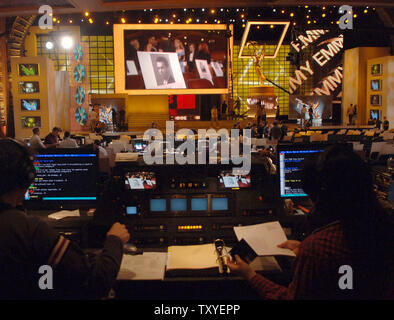 Des techniciens effectuent les dernières préparations étape au Shrine Auditorium annuel pour la 58e Primetime Emmy Awards à Los Angeles le 25 août 2006. L'award show est diffusé dimanche, le 27 août. (Photo d'UPI/Jim Ruymen) Banque D'Images