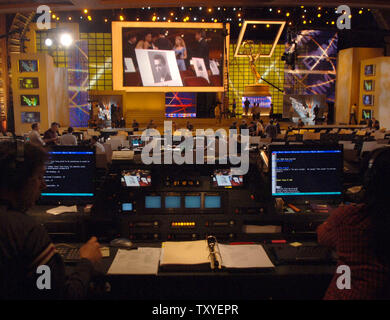 Des techniciens effectuent les dernières préparations étape au Shrine Auditorium annuel pour la 58e Primetime Emmy Awards à Los Angeles le 25 août 2006. L'award show est diffusé dimanche, le 27 août. (Photo d'UPI/Jim Ruymen) Banque D'Images