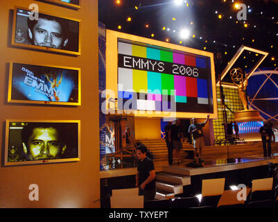 Des techniciens effectuent les dernières préparations étape au Shrine Auditorium annuel pour la 58e Primetime Emmy Awards à Los Angeles le 25 août 2006. L'award show est diffusé dimanche, le 27 août. (Photo d'UPI/Jim Ruymen) Banque D'Images