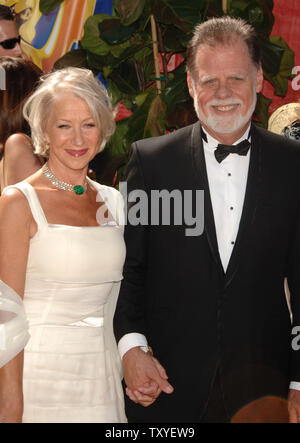 L'actrice britannique Helen Mirren et son mari Taylor Hackford arrivent pour le 58ème rapport annuel Primetime Emmy Awards au Shrine Auditorium à Los Angeles, Californie le 27 août 2006. (Photo d'UPI/Jim Ruymen) Banque D'Images