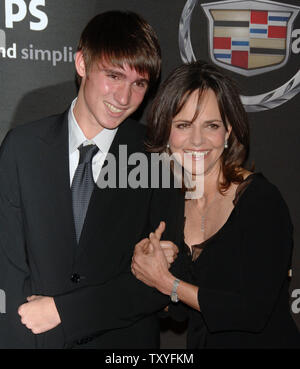 L'actrice Sally Field et son fils Sam arrivent pour la premiere femme à Hollywood le dîner à Beverly Hills, Californie le 20 septembre 2006. Champ est honorée pour ses réalisations dans le film. (Photo d'UPI/Jim Ruymen) Banque D'Images