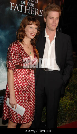 Musicien Kyle Eastwood (L) et l'actrice Alison Eastwood, deux des enfants du réalisateur Clint Eastwood, arrivent pour la première de leur nouveau film du père "drapeaux de nos pères, l'Epic World War II bataille pour l'île d'Iwo Jima, à l'Academy of Motion Picture Arts & Sciences à Beverly Hills, Californie, le 9 octobre 2006. (Photo d'UPI/Jim Ruymen) Banque D'Images