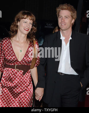 Musicien Kyle Eastwood (R) et l'actrice Alison Eastwood, deux des enfants du réalisateur Clint Eastwood, arrivent pour la première de leur nouveau film du père "drapeaux de nos pères, l'Epic World War II bataille pour l'île d'Iwo Jima, à l'Academy of Motion Picture Arts & Sciences à Beverly Hills, Californie, le 9 octobre 2006. (Photo d'UPI/Jim Ruymen) Banque D'Images