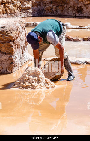 L'homme travaillant sur Salineras de Maras Maras / Mines de sel. L'extraction de sel dans les salines de Maras, terrasses et bassins, le Pérou La Vallée Sacrée. Banque D'Images