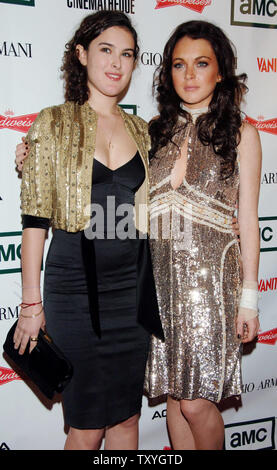 L'actrice Lindsay Lohan (R) et ami Rumer Willis, la fille d'acteurs Bruce Willis et Demi Moore arrivent à l'American Cinematheque gala-bénéfice annuel à Beverly Hills, Californie le 13 octobre 2006. L'acteur George Clooney a reçu le 21e Prix de la cinémathèque américaine lors du gala. (Photo d'UPI/Jim Ruymen) Banque D'Images