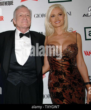 Le magazine Playboy Hugh Hefner fondateur et l'un de ses trois copines de Holly Madison arrivent à l'American Cinematheque gala-bénéfice annuel à Beverly Hills, Californie le 13 octobre 2006. L'acteur George Clooney a reçu le 21e Prix de la cinémathèque américaine lors du gala. (Photo d'UPI/Jim Ruymen) Banque D'Images