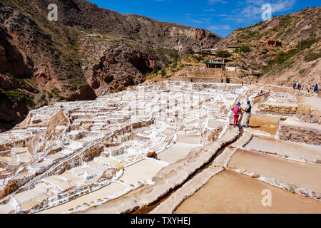 Salineras de Maras Maras / Mines de sel. L'extraction de sel dans les salines de Maras, terrasses et bassins, le Pérou La Vallée Sacrée. Banque D'Images