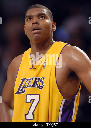 Los Angeles Lakers' centre Andrew Bynum semble sur le déclin en secondes de la Lakers/Minnesota Timberwolves NBA match au Staples Center de Los Angeles, Californie le 7 novembre 2006. Bynum a marqué 20 points, transporté dans les 14-rebonds et trois tirs bloqués comme les Lakers défait les loups 95-88. (Photo d'UPI/Jim Ruymen) Banque D'Images