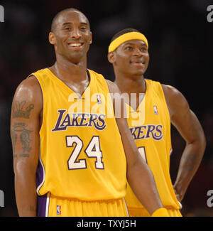 Los Angeles Lakers' Kobe Bryant (L) et Smush Parker sont tout sourire dans les derniers secondes des Lakers/Minnesota Timberwolves NBA match au Staples Center de Los Angeles, Californie le 7 novembre 2006. Les Lakers défait les loups 95-88. (Photo d'UPI/Jim Ruymen) Banque D'Images