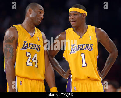 Los Angeles Lakers' Kobe Bryant (L) et Smush Parker sont tout sourire dans les derniers secondes des Lakers/Minnesota Timberwolves NBA match au Staples Center de Los Angeles, Californie le 7 novembre 2006. Les Lakers défait les loups 95-88. (Photo d'UPI/Jim Ruymen) Banque D'Images