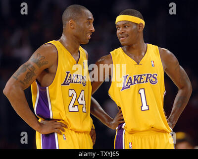 Los Angeles Lakers' Kobe Bryant (L) et Smush Parker sont tout sourire dans les derniers secondes des Lakers/Minnesota Timberwolves NBA match au Staples Center de Los Angeles, Californie le 7 novembre 2006. Les Lakers défait les loups 95-88. (Photo d'UPI/Jim Ruymen) Banque D'Images