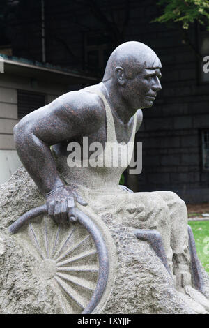 Sculpture de Rick Hansen installés à l'avant du pavillon Heather de l'Hôpital général de Vancouver Banque D'Images