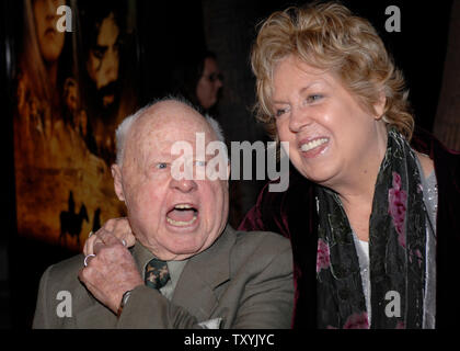 L'acteur Mickey Rooney (L) et de l'épouse, Jan arrivent pour le Los Angeles premiere de 'La Nativité' au profit de Habitat pour l'humanité et tenue à l'Academy of Motion Picture Arts and Sciences à Beverly Hills, Californie le 28 novembre 2006 . (UPI Photo/ Phil McCarten) Banque D'Images