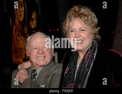 L'acteur Mickey Rooney (L) et de l'épouse, Jan arrivent pour le Los Angeles premiere de 'La Nativité' au profit de Habitat pour l'humanité et tenue à l'Academy of Motion Picture Arts and Sciences à Beverly Hills, Californie le 28 novembre 2006 . (UPI Photo/ Phil McCarten) Banque D'Images