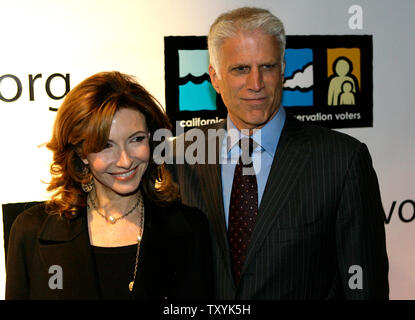 Mary Steenburgen acteurs, gauche et Ted Danson arrive à la 13e édition de la Ligue des électeurs de Californie Conservation Prix d'initiative environnementale à Culver City le 30 novembre 2006. (Photo d'UPI/Gus Ruelas) Banque D'Images
