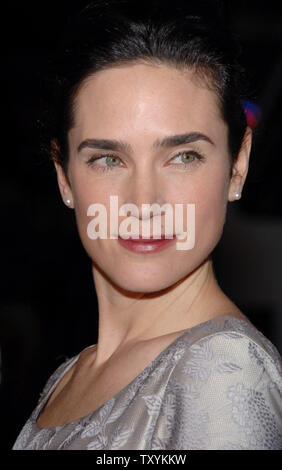 L'actrice Jennifer Connelly, star de la nouvelle motion picture drama 'Blood Diamond', arrive pour la première du film au Grauman's Chinese Theatre dans la section Hollywood de Los Angeles le 6 décembre 2006. Le film, situé dans la Sierra Leone est sur une quête pour récupérer un diamant rare. (Photo d'UPI/Jim Ruymen) Banque D'Images