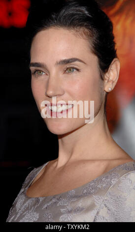 L'actrice Jennifer Connelly, star de la nouvelle motion picture drama 'Blood Diamond', arrive pour la première du film au Grauman's Chinese Theatre dans la section Hollywood de Los Angeles le 6 décembre 2006. Le film, situé dans la Sierra Leone est sur une quête pour récupérer un diamant rare. (Photo d'UPI/Jim Ruymen) Banque D'Images